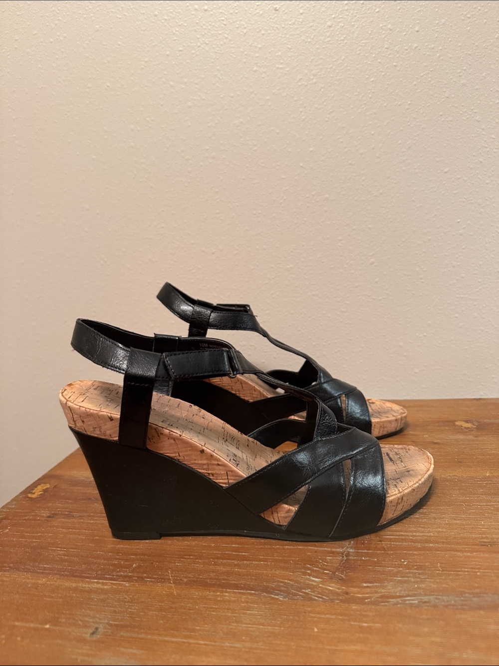AEROSOLES Black Leather T-Strap Wedge Sandals Sz 10
